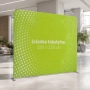 Ścianka tekstylna EU 250 × 230 cm ustawiona we wnętrzu